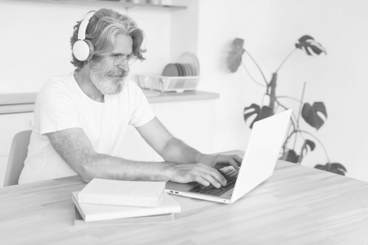 Profesional analizando datos presupuestarios en ordenador