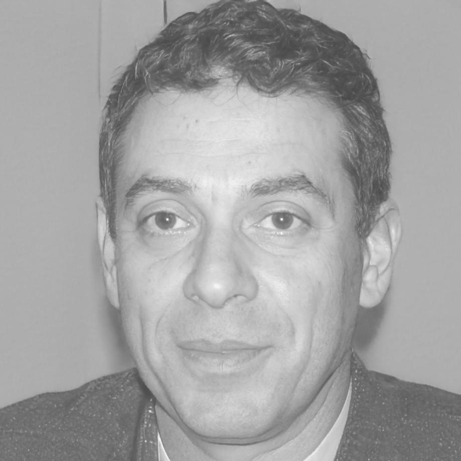 Retrato profesional de Kemal Özdemir, especialista en análisis financiero
